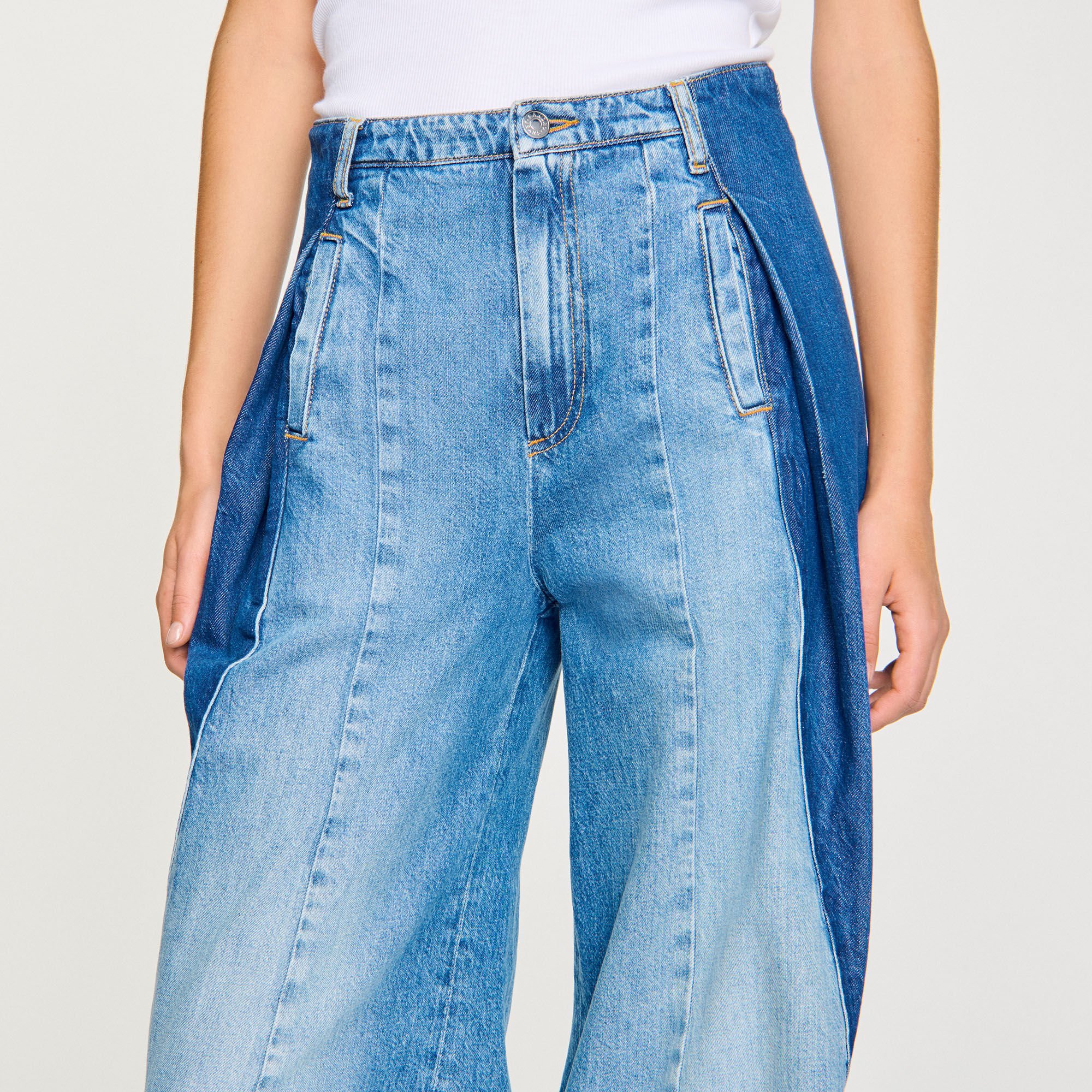 Jeans mit kontrastierenden Einsätzen